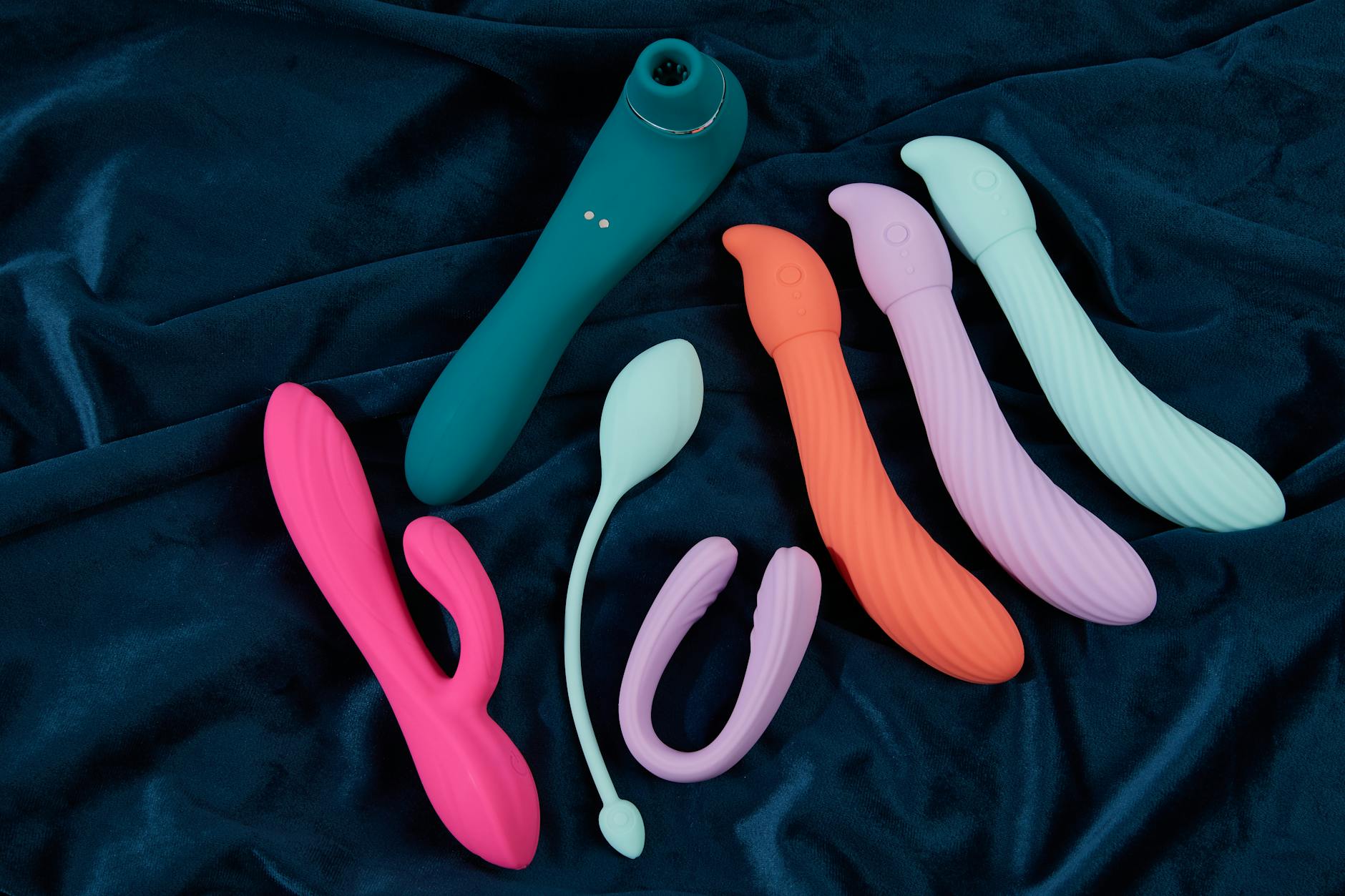 Mulher segurando vibrador de limão com confiança, expressando redescoberta sexual