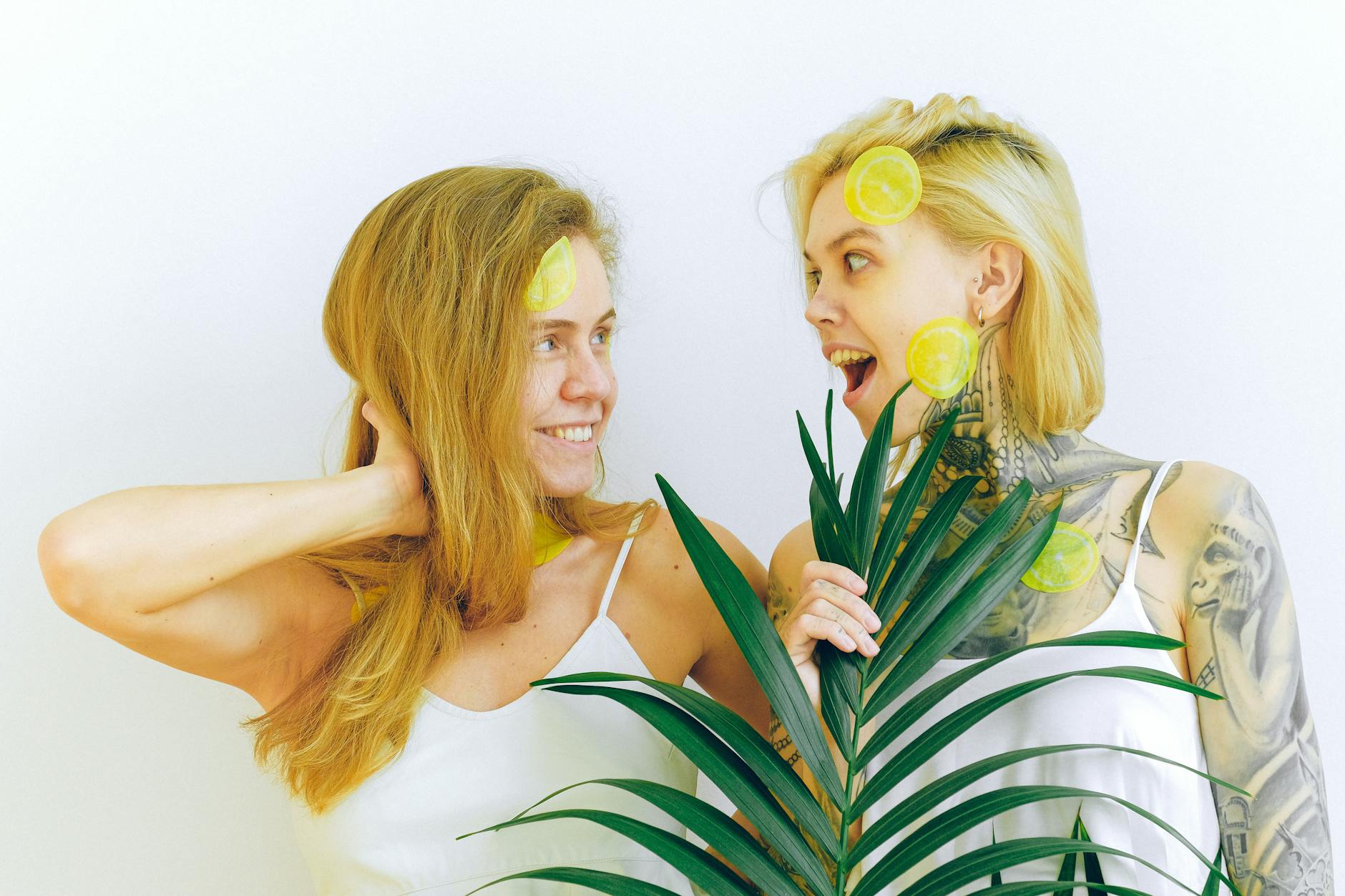 Duas mulheres sorrindo com expressão de alegria e diversão