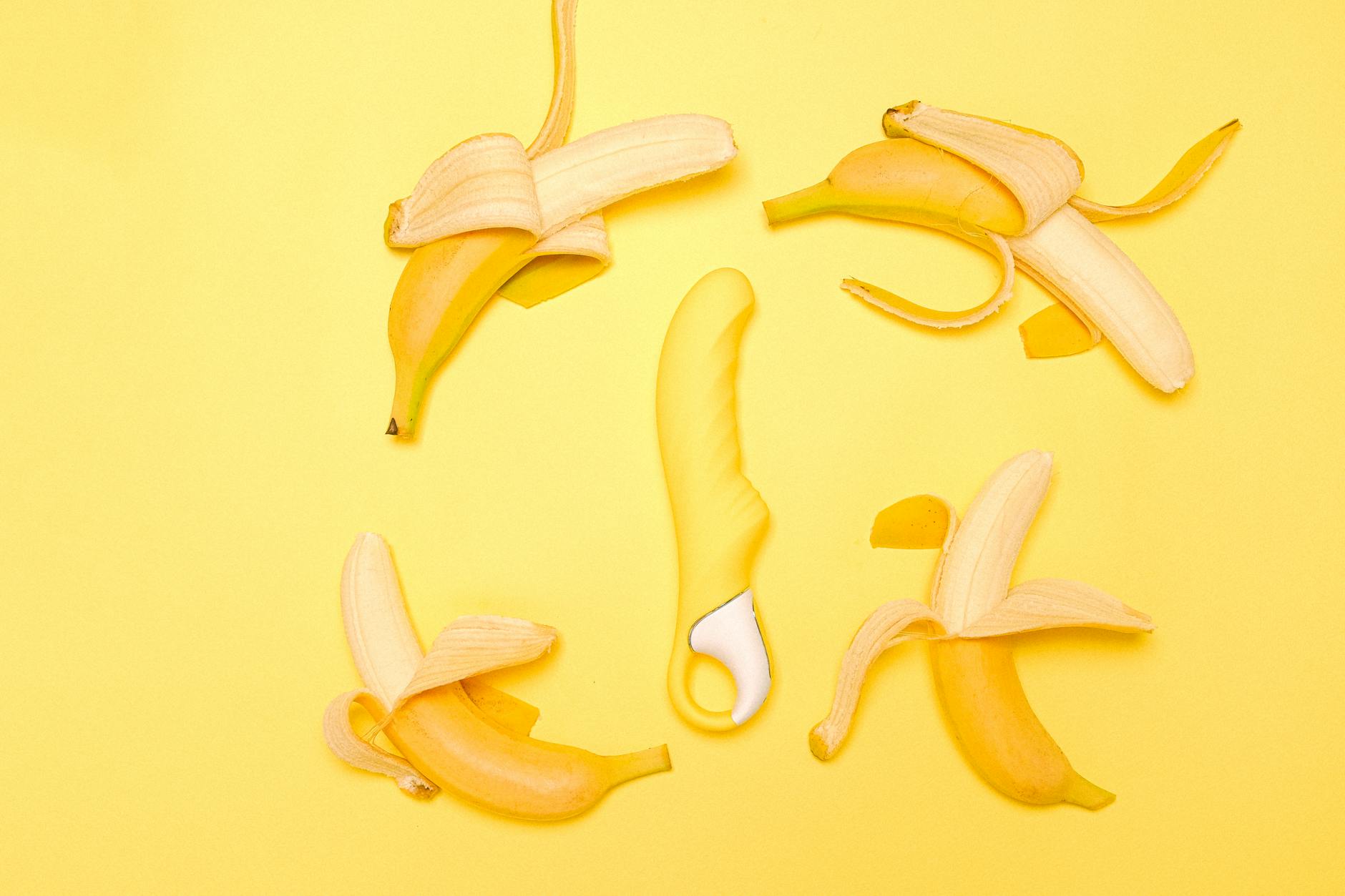 Vibrador de limão amarelo com frutas frescas em fundo amarelo vibrante