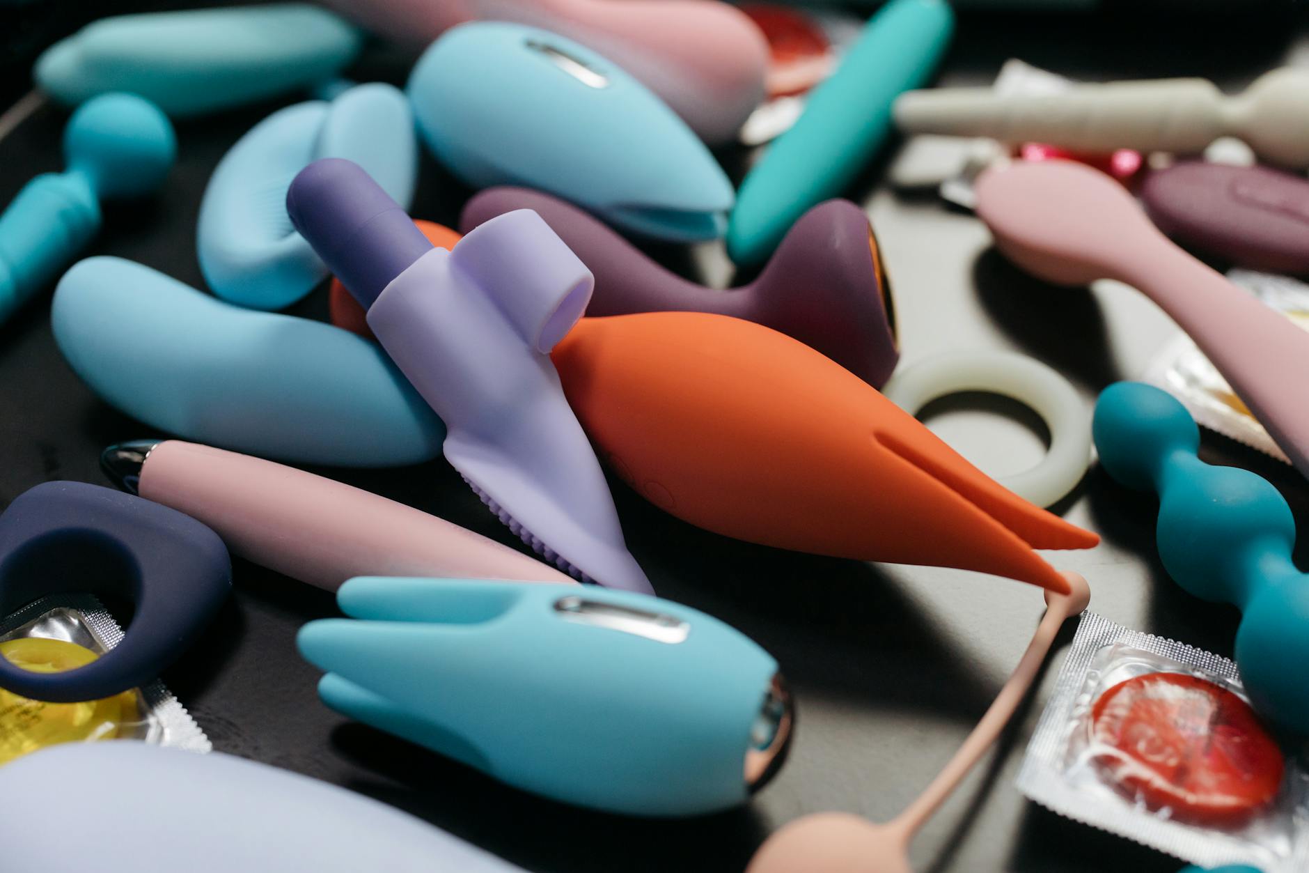 Mulher segurando vibrador clitoriano em fundo roxo
