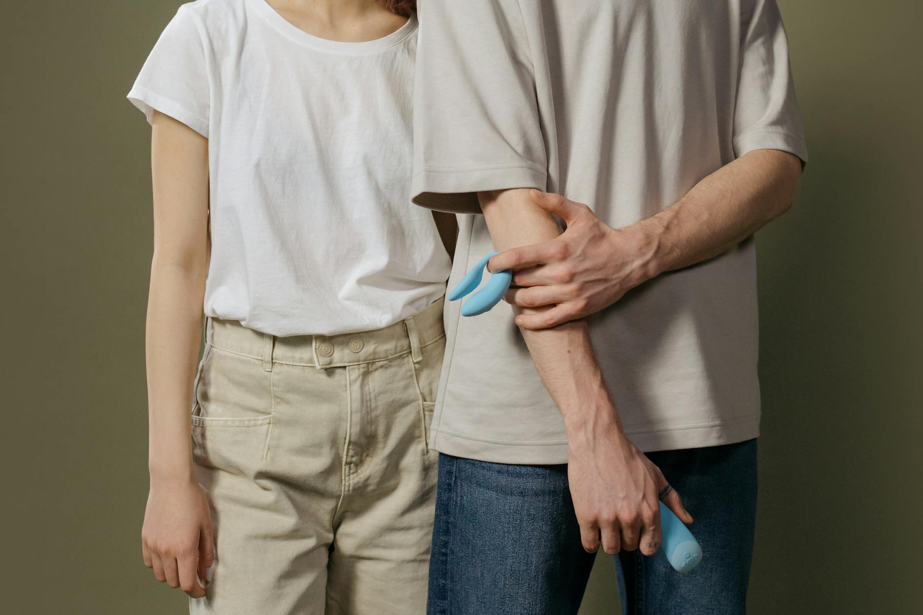 Casal jovem segurando vibrador de limão, simbolizando intimidade moderna e prazer compartilhado