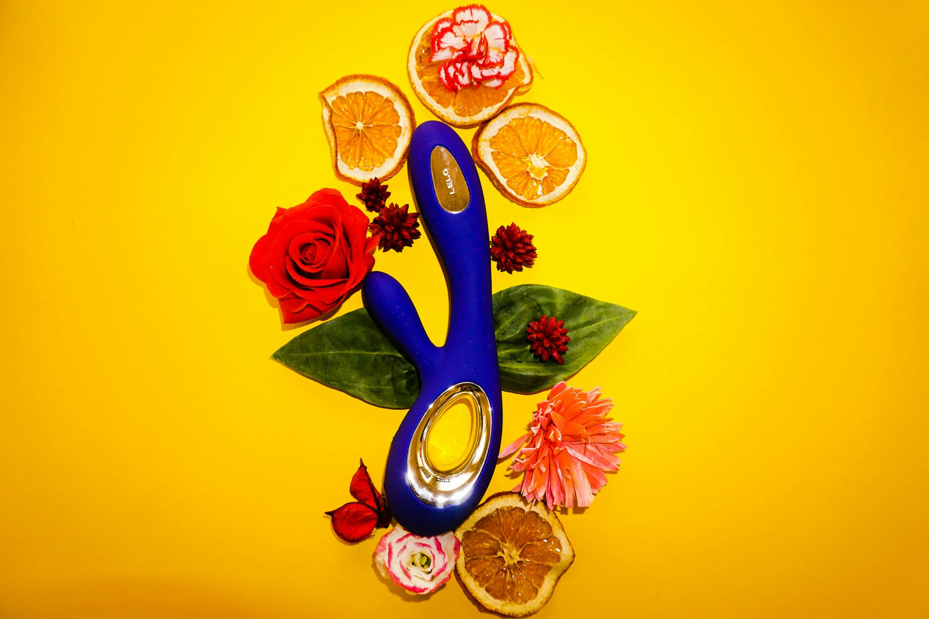 Vibrador azul de silicone em mão contra fundo roxo, promovendo amor próprio e sexualidade