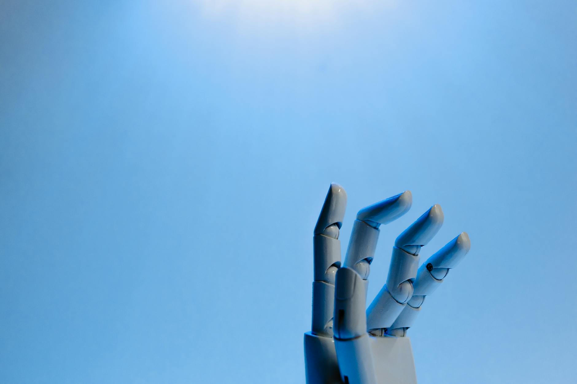 Mão robótica oferecendo uma flor vermelha, simbolizando conexão entre tecnologia e humanidade